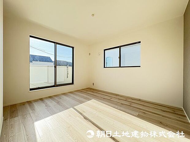 ＜主寝室＞バルコニーに面した明るい主寝室7.7帖でお寛ぎいただけます。