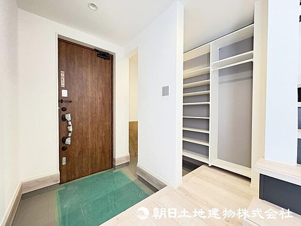 ＜玄関＞ベビーカーやゴルフバックを置けるシューズインもあります。