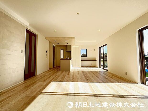 ＜リビング＞南西向きの大きな窓がある明るいリビング空間でお寛ぎいただけます。