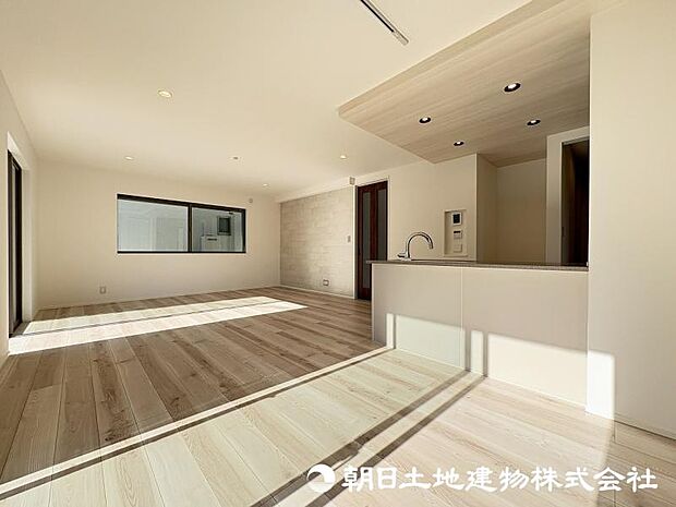 ＜リビング＞広々としているＬＤＫ22帖＆快適な床暖房を完備しています。