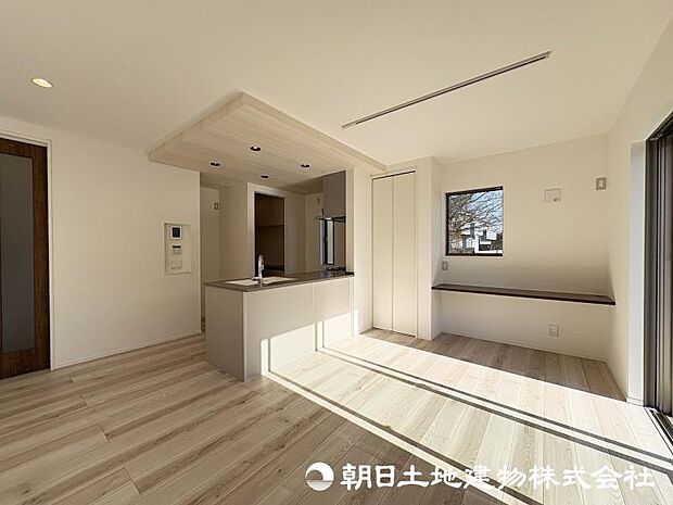 ＜ダイニング＞家事やお勉強に便利なカウンター付です。