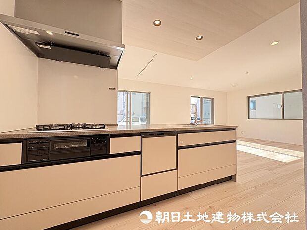 ＜キッチン＞お料理中も会話が弾む対面キッチンです。