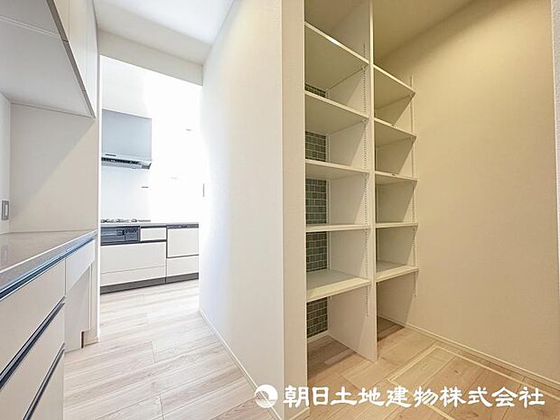 ＜パントリー＞キッチン背面には食料品や日用品をストックできるパントリーがあり便利です。