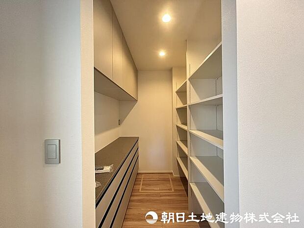 ＜パントリー＞日用品や食料品をストックできる広いパントリー収納も魅力です。