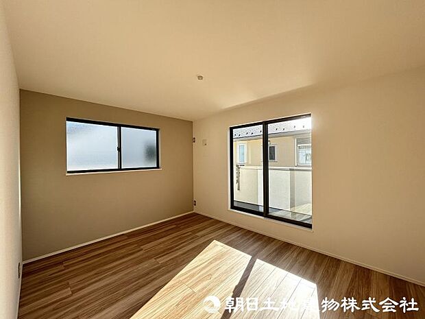 ＜主寝室＞バルコニーに面した明るい主寝室8.6帖です。