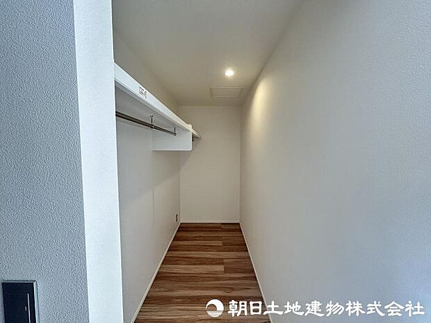 ＜ウォークインクローゼット＞ご夫婦で使える広いウォークインクローゼットです。