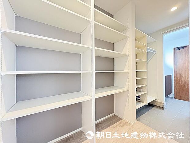 ＜パントリー＞食料品や日用品をストックできる大型パントリーも魅力です。