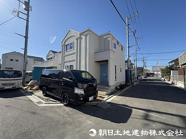 <現地>開発分譲地内の角地に面して開放感があります。