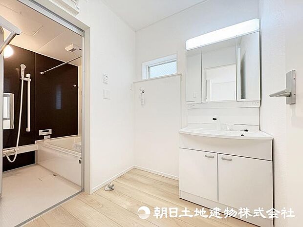 <洗面室>キッチン横から使え家事動線がスムーズです。