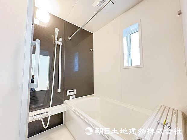 <浴室>1坪タイプの広いユニットバスです。