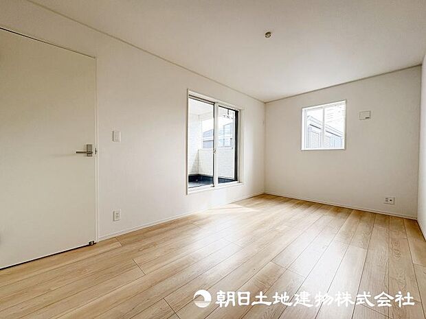 <主寝室>バルコニーに面した明るい主寝室7.5帖です。