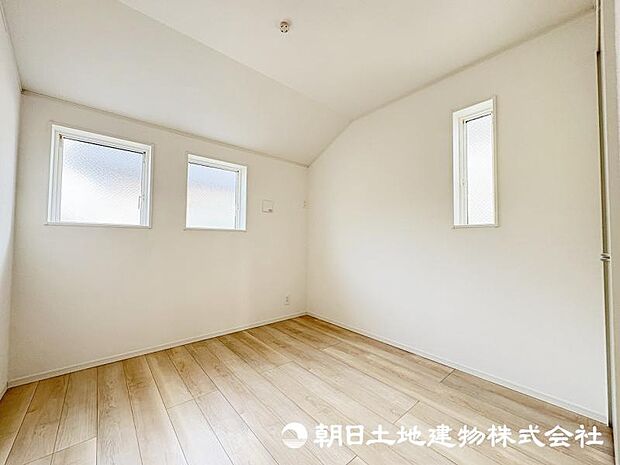 <洋室>2方向に窓がある明るい2面採光の洋室5帖です。