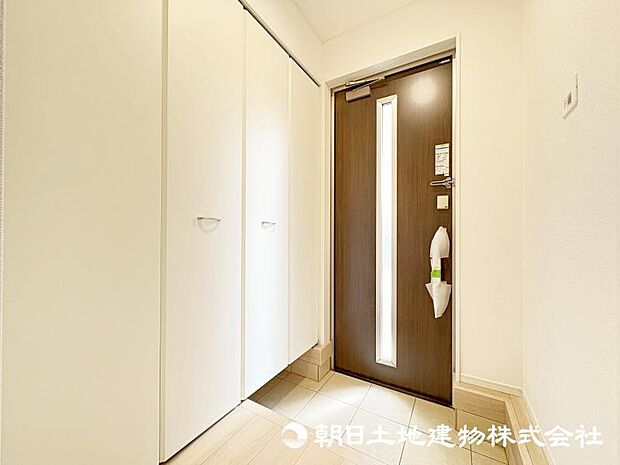 <玄関>可動棚ですっきりと靴を収納できます。