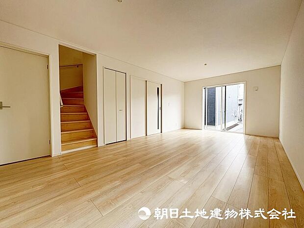 <リビング>広々としているLDK20帖&リビングイン階段です。