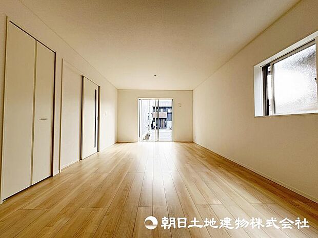 <リビング>南向きの大きな窓がある明るいリビング空間です。