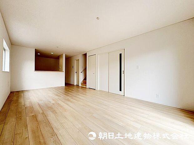 <ダイニング>対面キッチン前の広いダイニングスペースです。