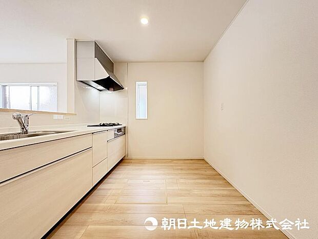 <キッチン>冷蔵庫や食器棚を置いても広い家事スペースを確保しています。