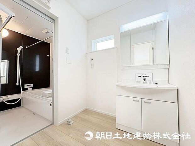 ＜洗面室＞キッチン背面から使え家事動線がスムーズです。