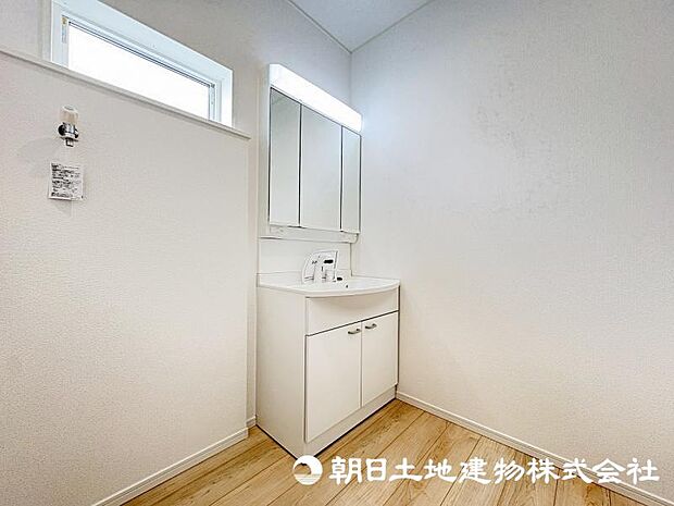 ＜洗面台＞すっきりと収納ができる三面鏡タイプの洗面台です。