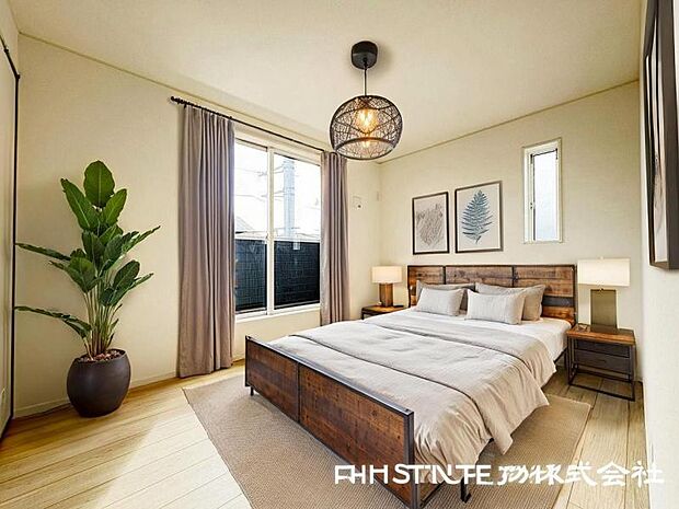 ＜主寝室＞バルコニーに面した明るい主寝室7帖です。