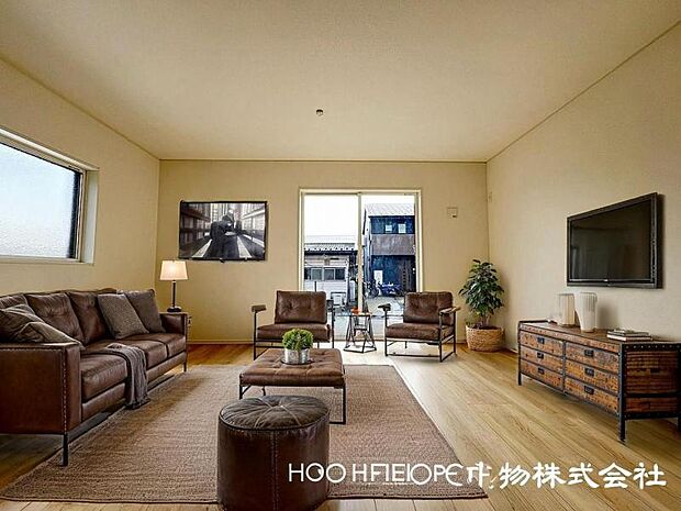 ＜リビング＞南側に大きな窓がある明るいリビングでお寛ぎいただけます。