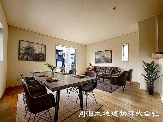 ＜リビング＞明るいＬＤＫ16.7帖の広さがあります。