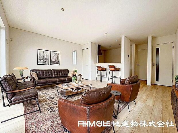 ＜ダイニング＞対面キッチン前の広いダイニングスペースです。