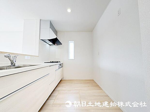 ＜キッチン＞冷蔵庫や食器棚を置いても広い家事スペースを確保しています。