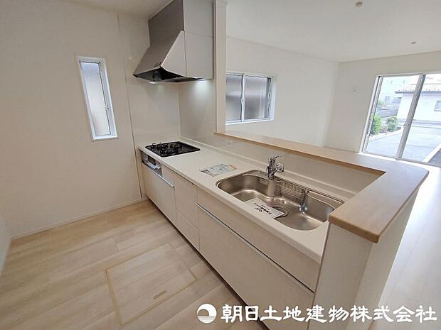 <キッチン>冷蔵庫や食器棚を置いても広い家事スペースを確保しています。