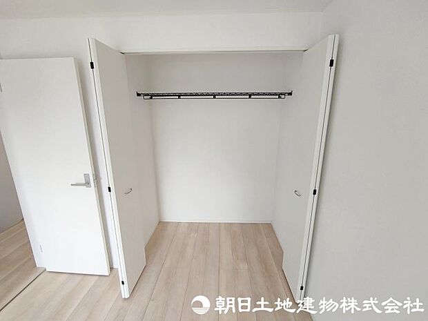 <収納>各洋室にクローゼットがありお洋服をすっきりと収納できます。