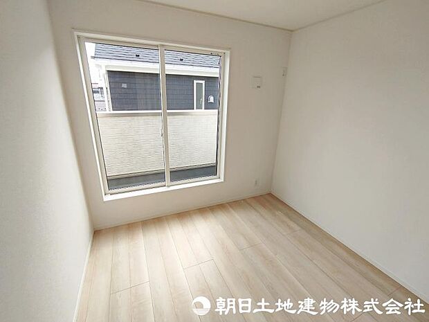 <洋室>バルコニーに面した明るい洋室5帖です。