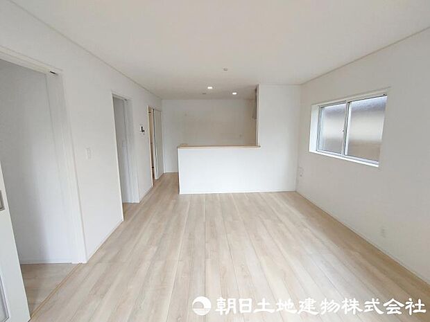 <ダイニング>対面キッチン前の広いダイニングスペースでお食事を召し上がっていただけます。