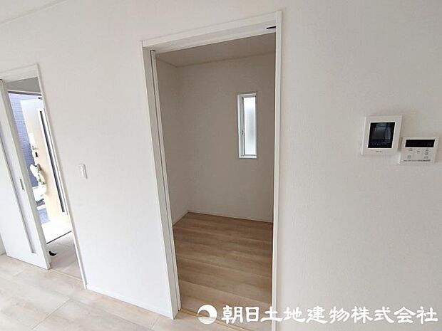 <納戸>リビングから使える納戸2帖も便利です。