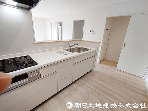 <キッチン>お料理中も会話が弾む対面キッチンです。