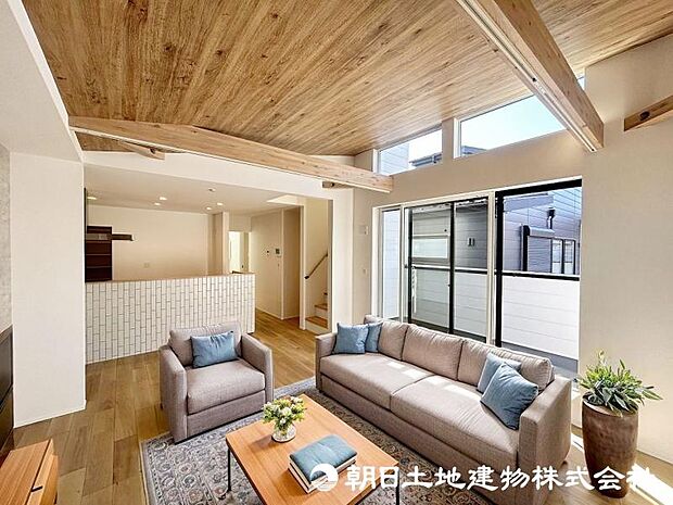 <リビング>南西向きの大きな窓から陽が差す、明るいリビングダイニング。LDK約18帖ございます(家具はイメージ)