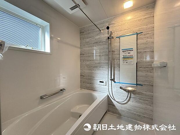 <バスルーム>ホワイトを基調とした明るい浴室。1坪タイプで広々としています