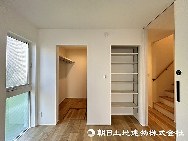 <ウォークインクローゼット>主寝室には、約2帖の大型ウォークインクローゼット完備です