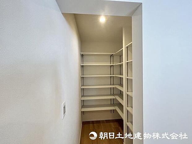 <パントリー>キッチン裏に、約1.5帖の大型パントリーがございます