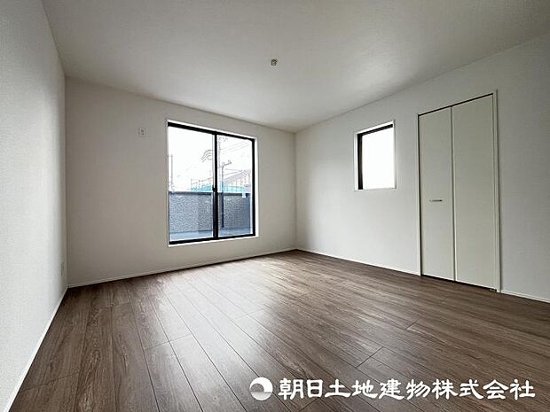 <主寝室>バルコニーに面した明るい主寝室です。