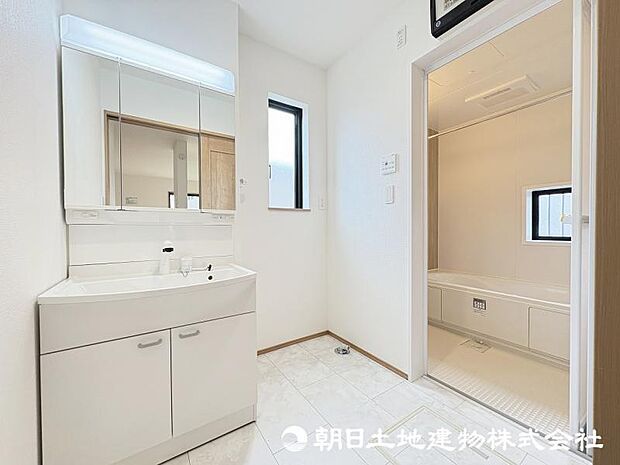 ＜洗面室＞キッチン背面から使え家事動線がスムーズです。