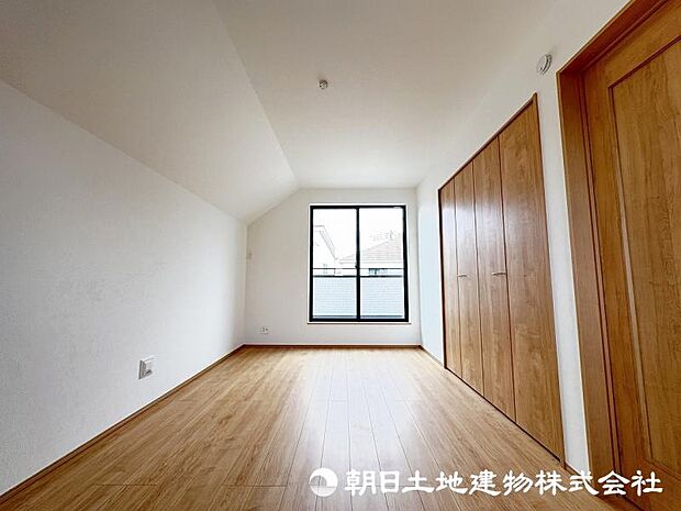 ＜主寝室＞バルコニーに面した明るい主寝室7.5帖です。