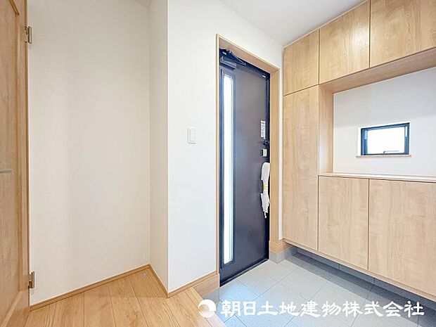 ＜玄関＞靴を整理整頓できる大型シューズボックス付きです。