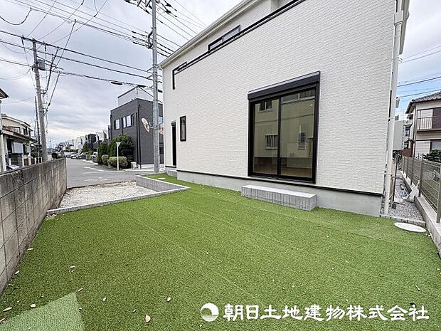 ＜お庭＞ガーデニングも楽しめる広いお庭です。