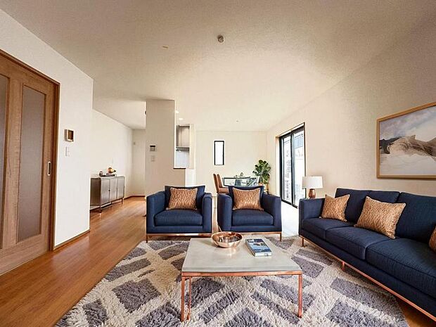 ＜リビング＞東南向きの大きな窓がある明るいＬＤＫ17.25帖です。（家具イメージ）