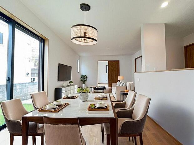 ＜ダイニング＞対面キッチン前の広いダイニングスペースでお食事を召しあがっていただけます。（家具イメージ）