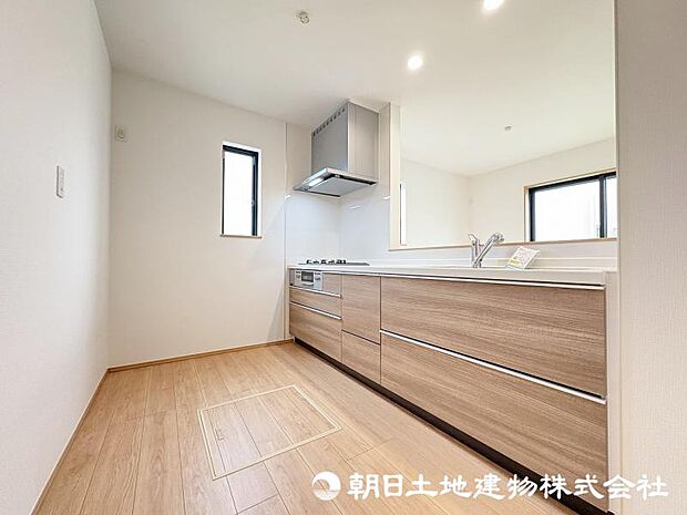 ＜キッチン＞冷蔵庫や食器棚を置いても広い家事スペースを確保しています。