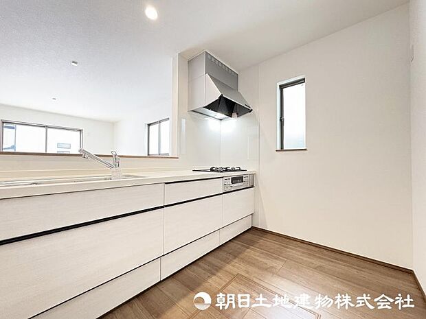 <キッチン>冷蔵庫や食器棚を置いても広い家事スペースを確保しています。