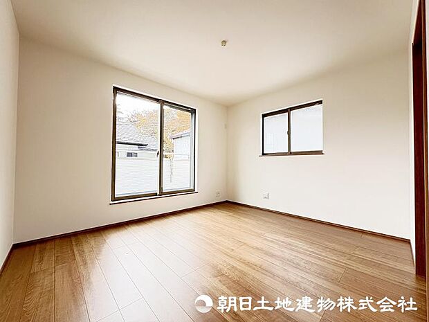 <主寝室>バルコニーに面した明るい主寝室7.75帖です。