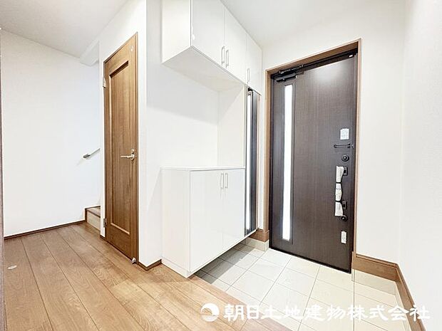 <玄関>身だしなみをチェックできるミラー付きです。