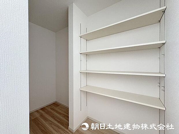 ＜パントリー＞食料品や日用品をストックできるパントリーも魅力です。